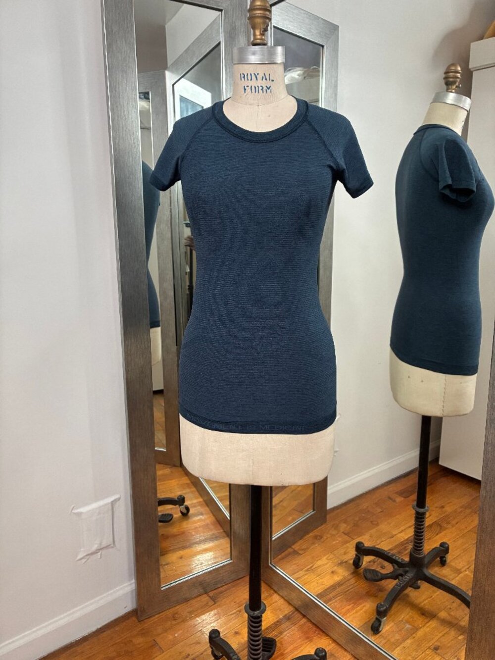 Lululemon Dark Blue Crew Neck Short Sleeve Top, Size Small